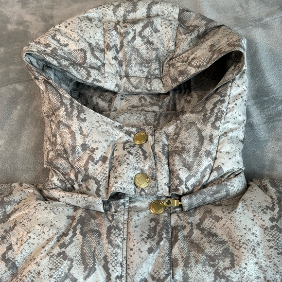❤️NWOT Varley Highland Puffer Jacket Grunge Snake Size Small - Picture 9 of 16
